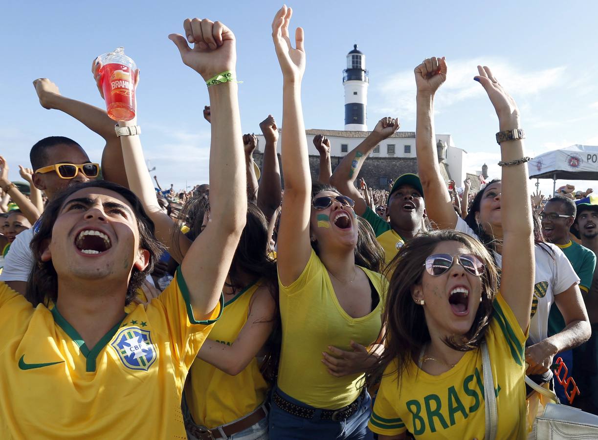 Duelo de aficionadas en el Mundial de Brasil (3)