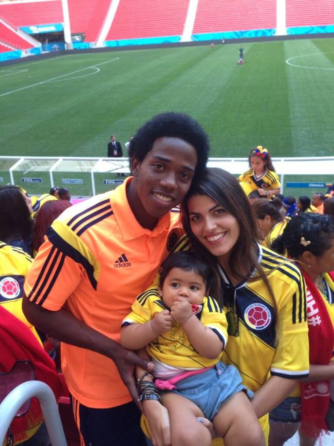 Carlos Sánchez con su esposa Norelia y su hija.