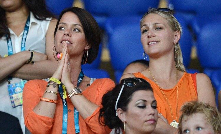 Maddy Schoolderman (i), esposa de Klas Jan Huntelaar, y Bernardien Elliert, mujer de Arjen Robben.