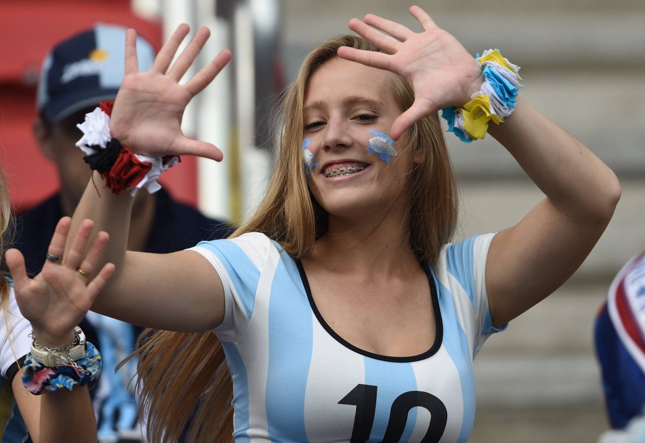 Colombianas y argentinas, las seguidoras más bellas en las gradas de Brasil