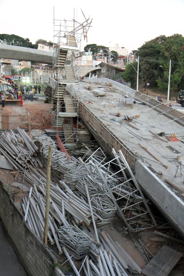 Derrumbe de un viaducto en Belo Horizonte