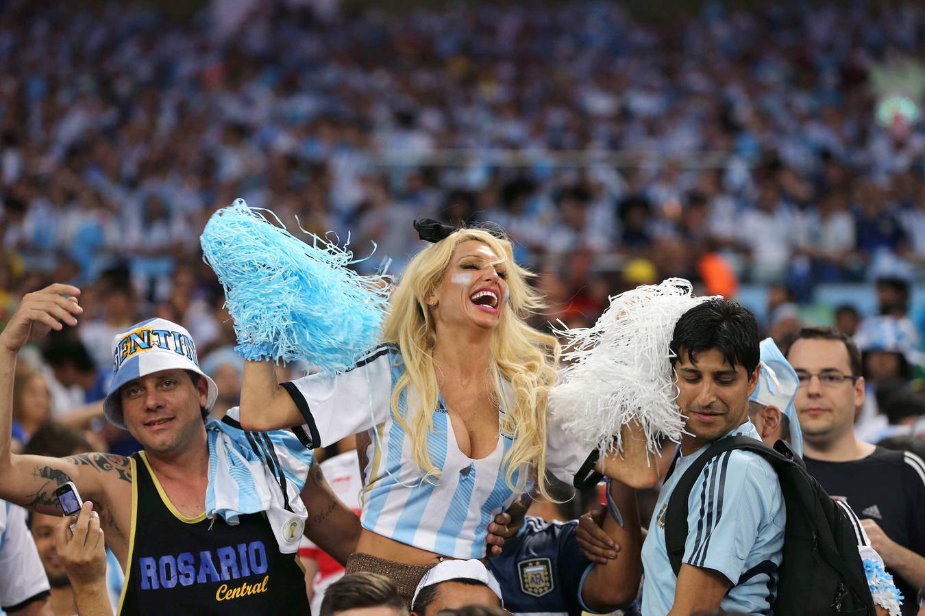 Colombianas y argentinas, las seguidoras más bellas en las gradas de Brasil