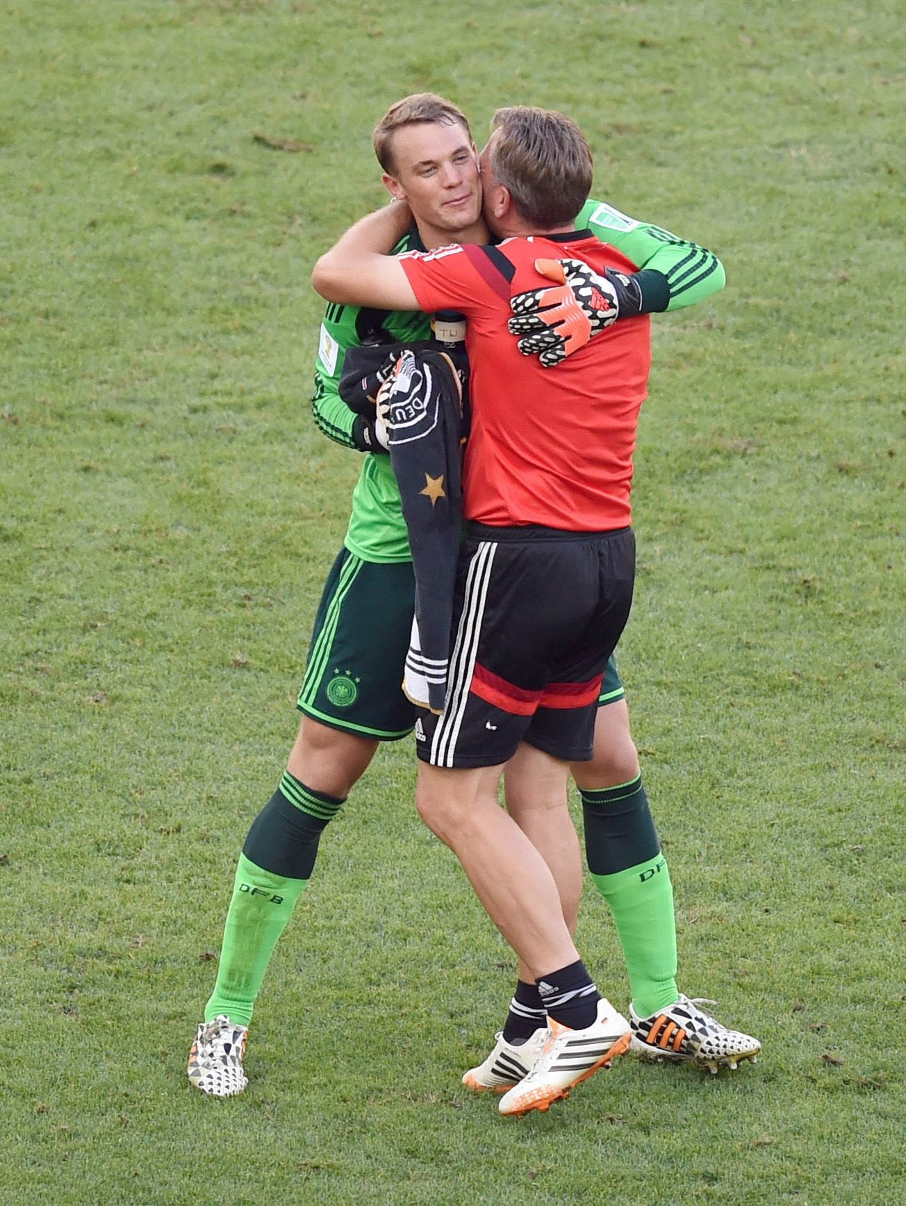 Neuer (i) celebra el triunfo con el técnico de porteros Andreas Koepke (d)