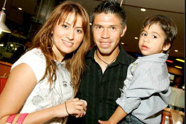 Oribe Peralta y su esposa Mónica Quintana.