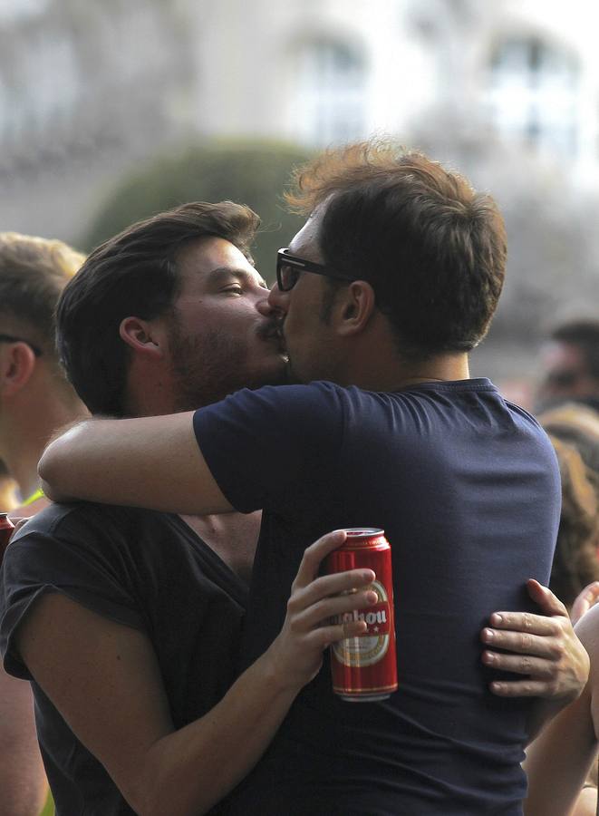 Miles de personas participan en el Desfile del Orgullo Gay.