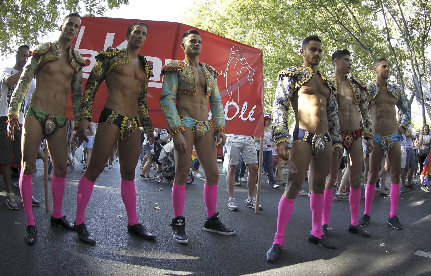 Miles de personas participan en el Desfile del Orgullo Gay.