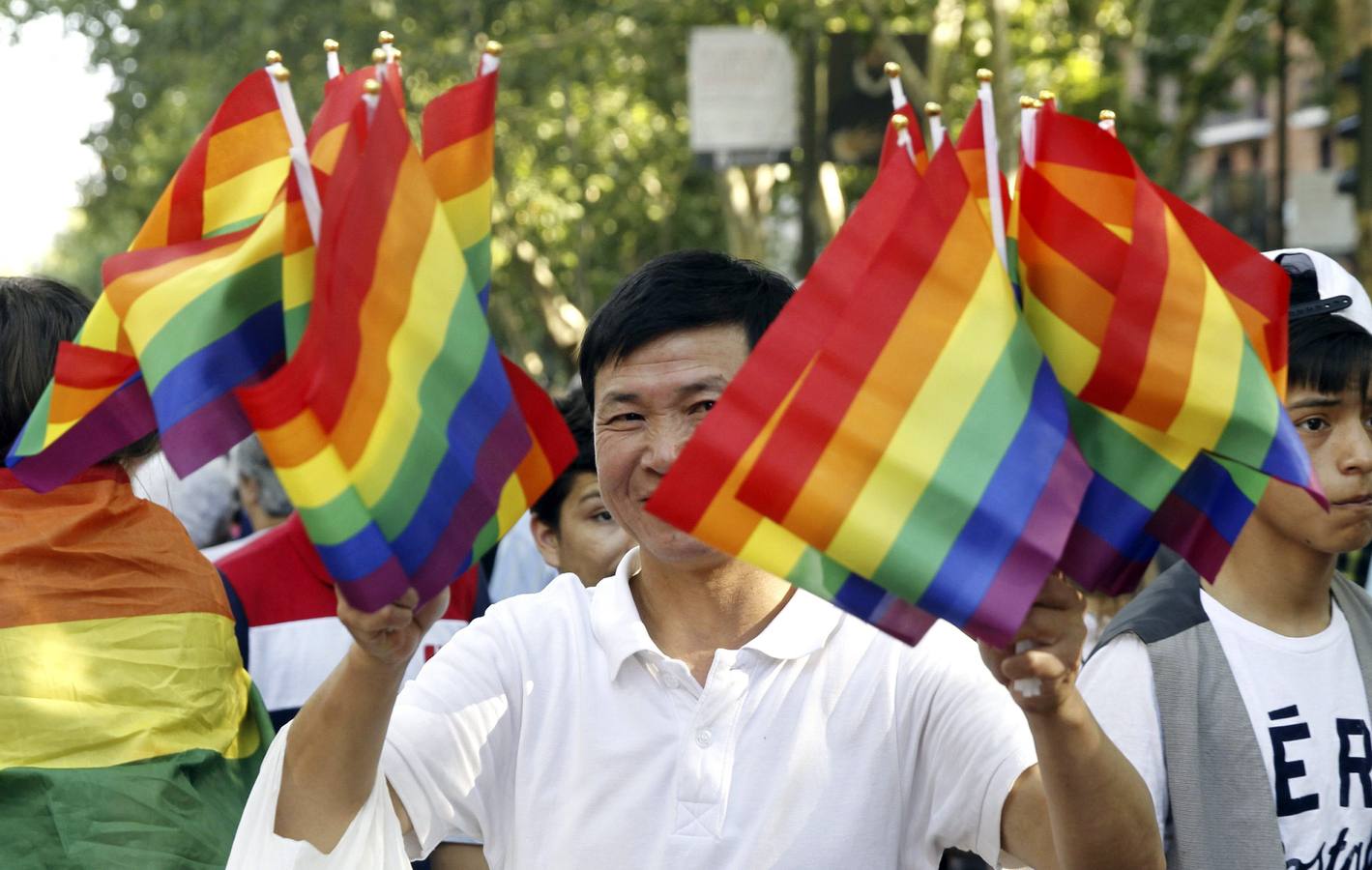 Miles de personas participan en el Desfile del Orgullo Gay.