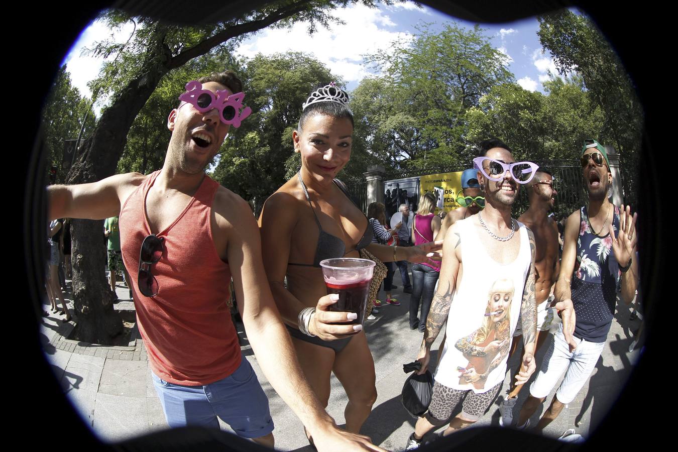 Miles de personas participan en el Desfile del Orgullo Gay.