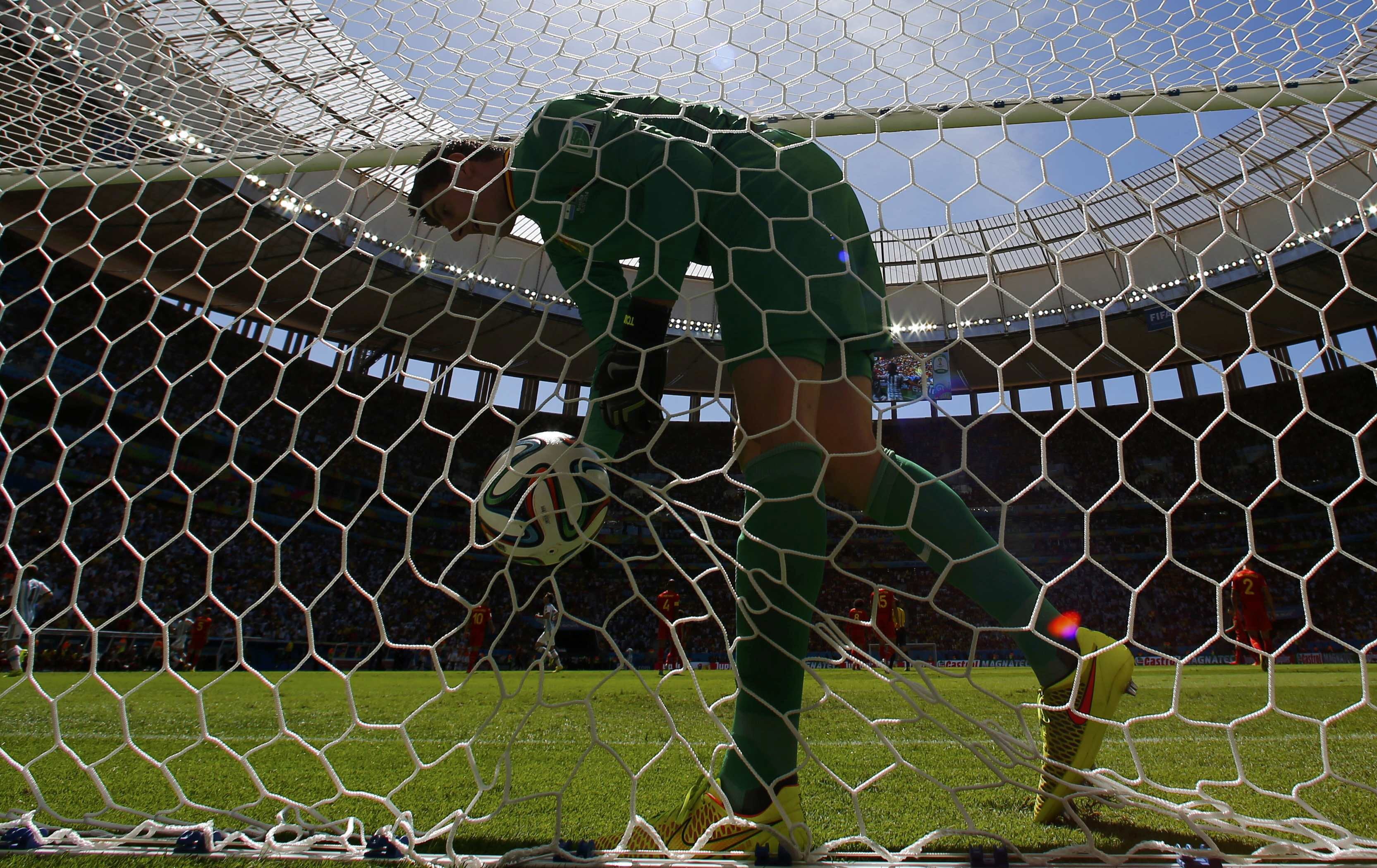 Thiabut Courtois recoge el balón después del tanto de Gonzalo Higuaín.