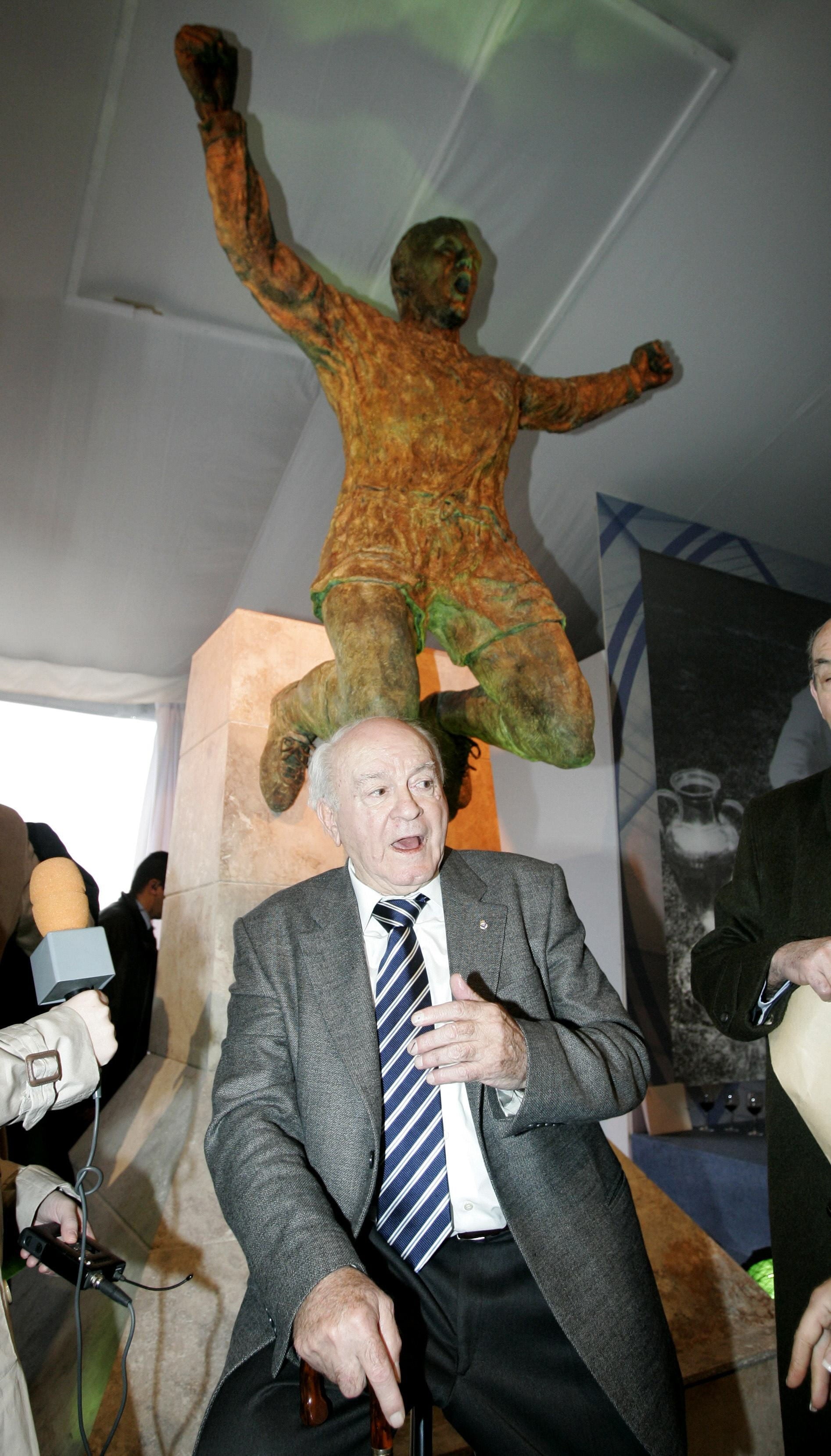 Di Stéfano, en la inauguración de su escultura durante el homenaje que le tributaron en Madrid la UEFA y la FIFA.