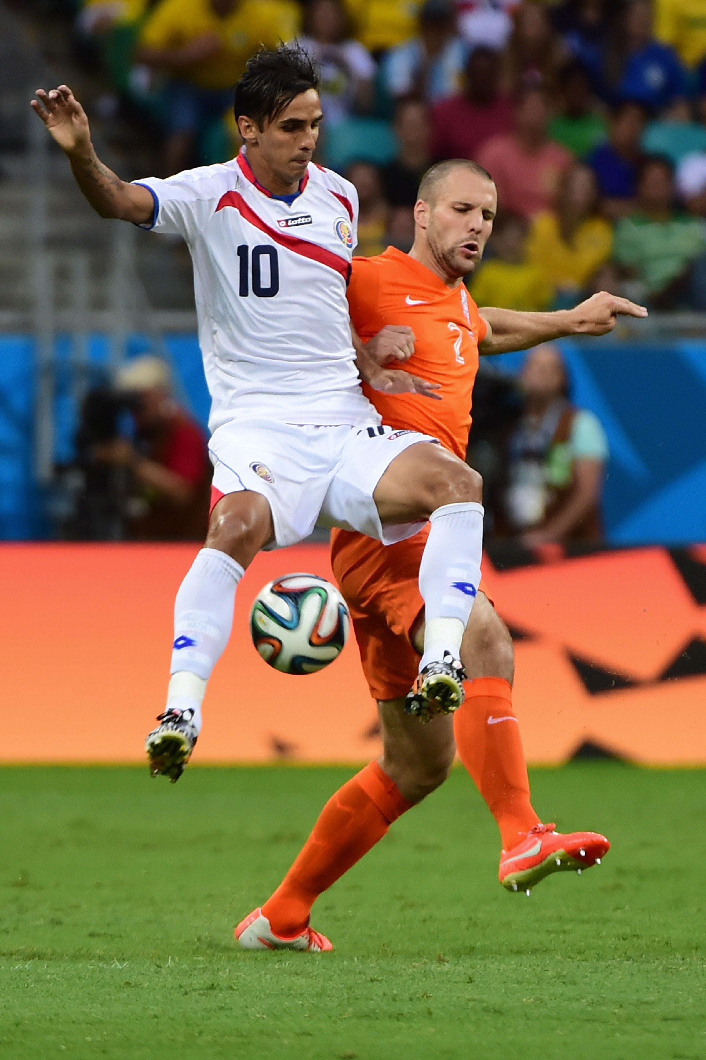 Bryan Ruiz (i) intenta controlar el balón ante Vleer.