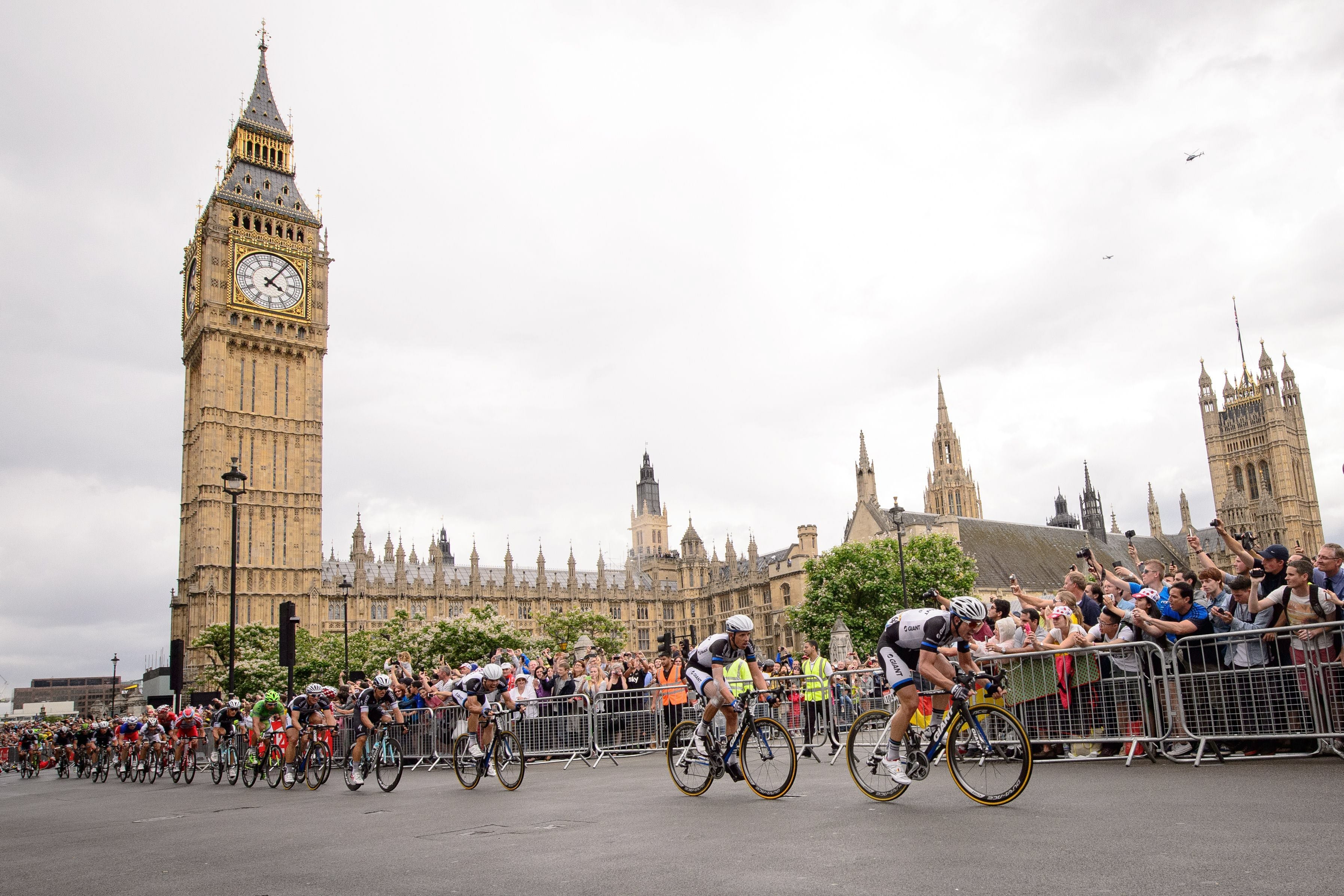 Corredores pasando junto al Big Ben londinense.