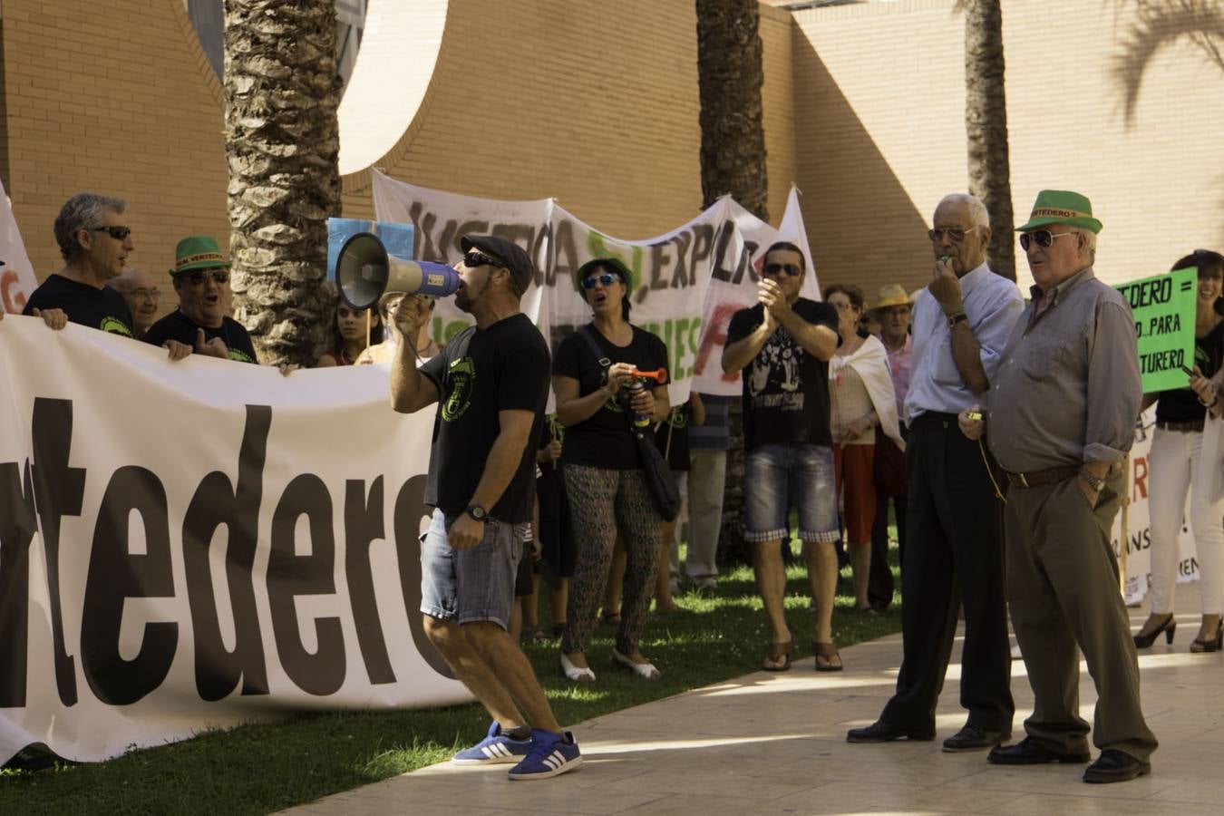 Cerca de 200 personas exigen que las plataformas se personen en el Brugal