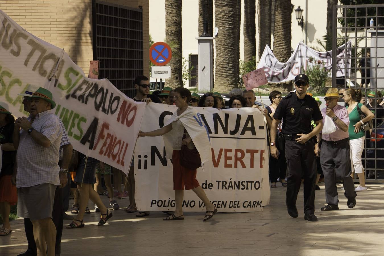 Cerca de 200 personas exigen que las plataformas se personen en el Brugal