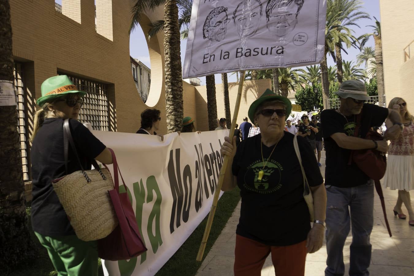 Cerca de 200 personas exigen que las plataformas se personen en el Brugal