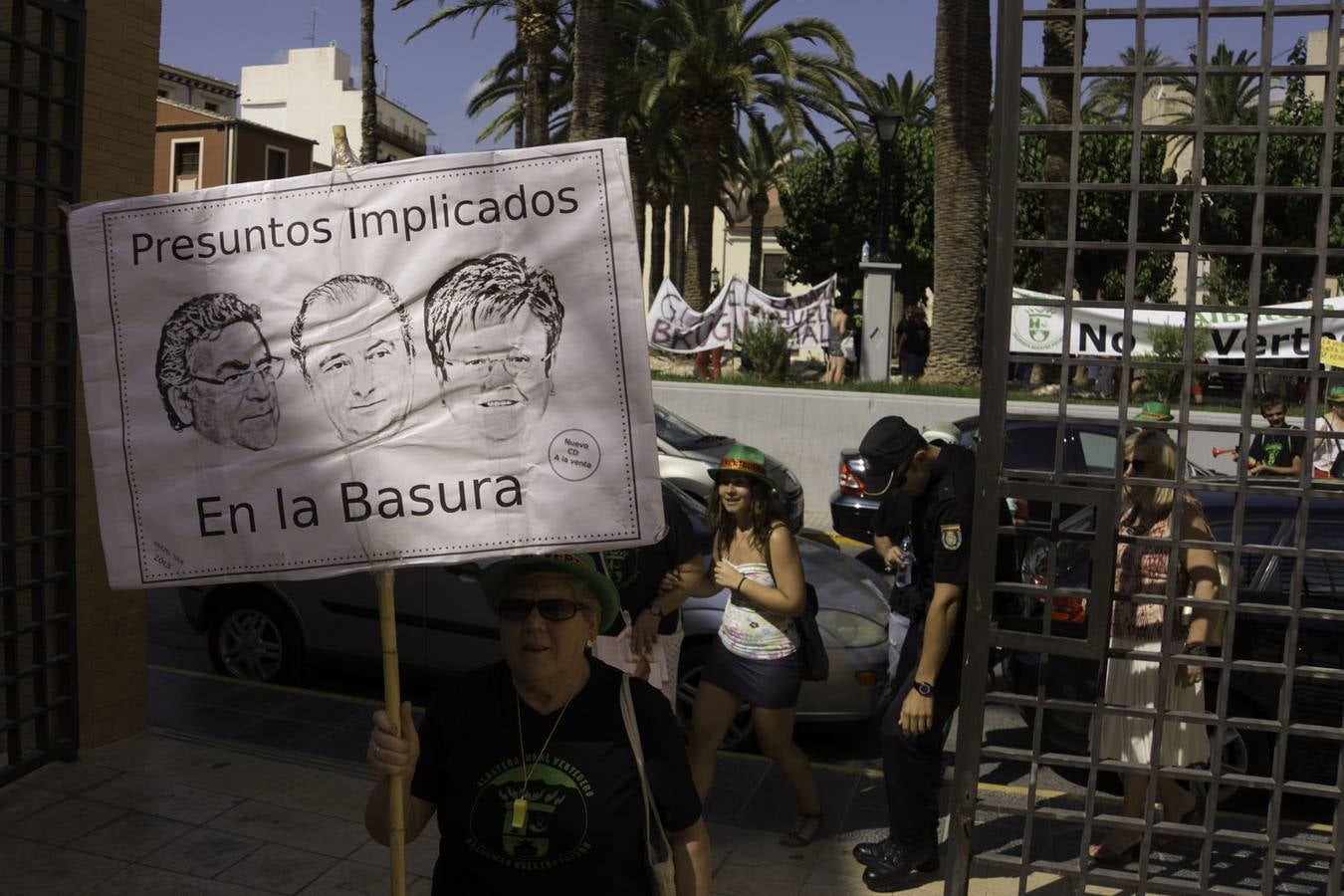 Cerca de 200 personas exigen que las plataformas se personen en el Brugal