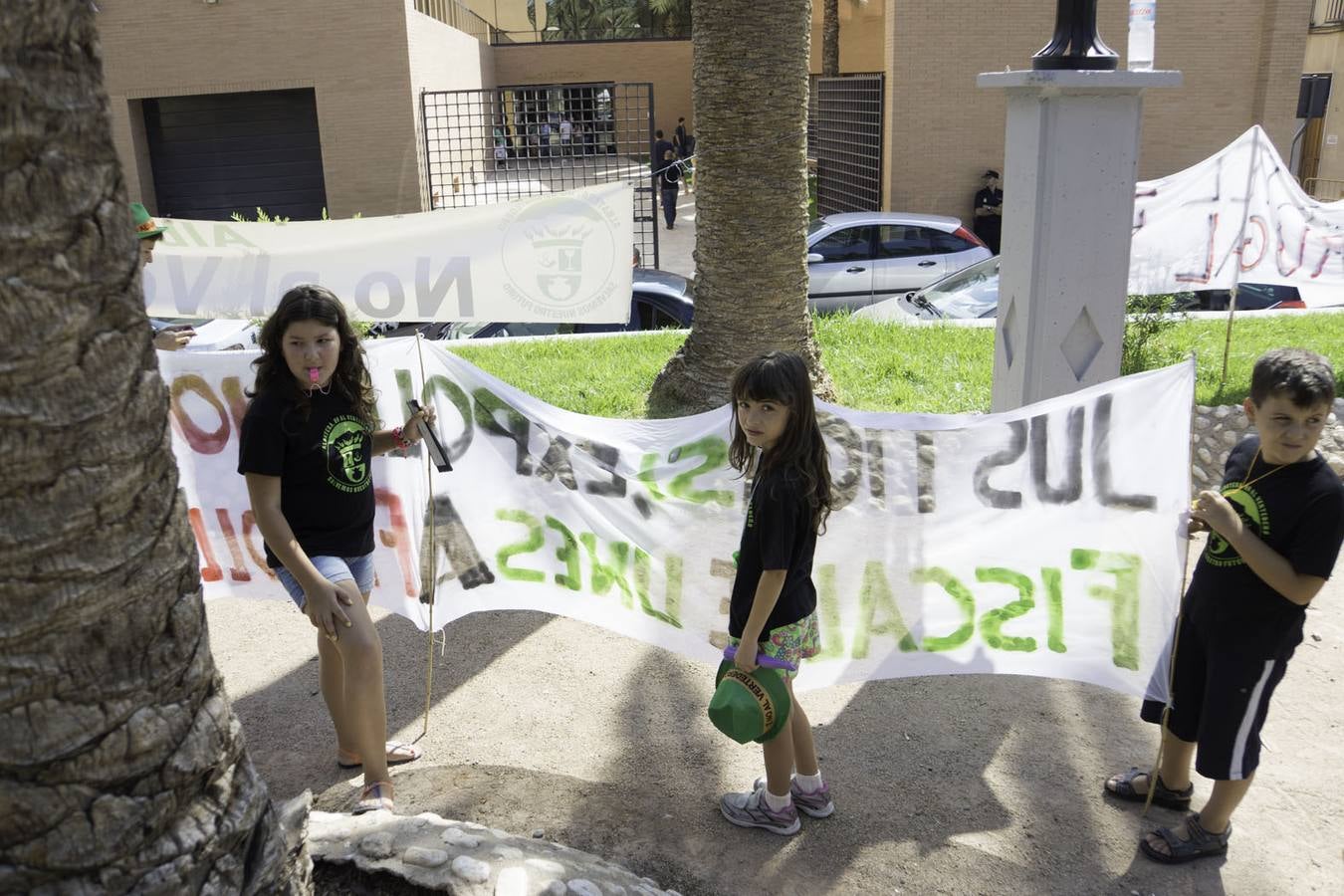 Cerca de 200 personas exigen que las plataformas se personen en el Brugal