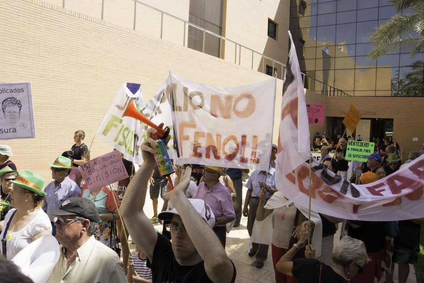 Cerca de 200 personas exigen que las plataformas se personen en el Brugal