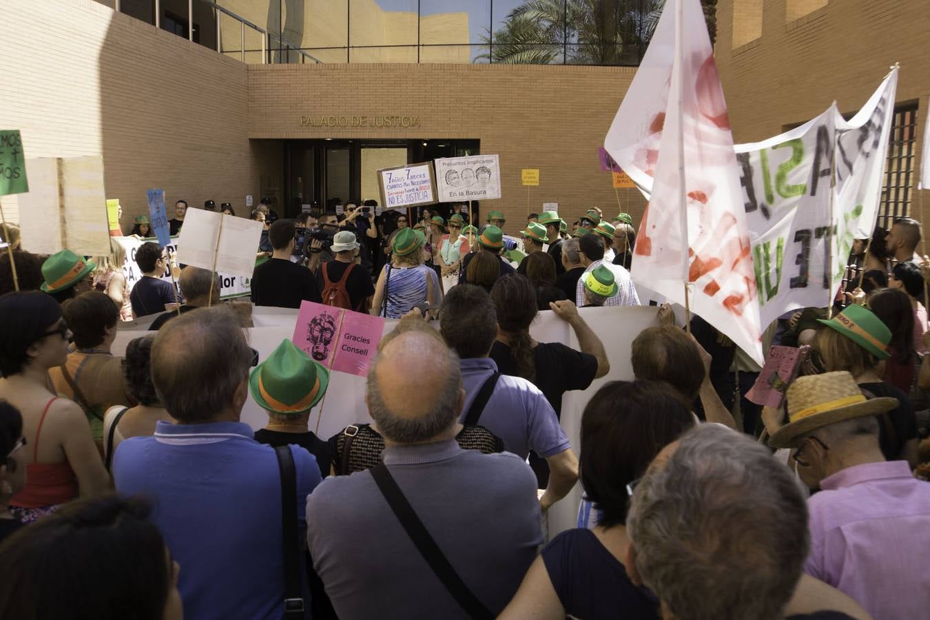 Cerca de 200 personas exigen que las plataformas se personen en el Brugal