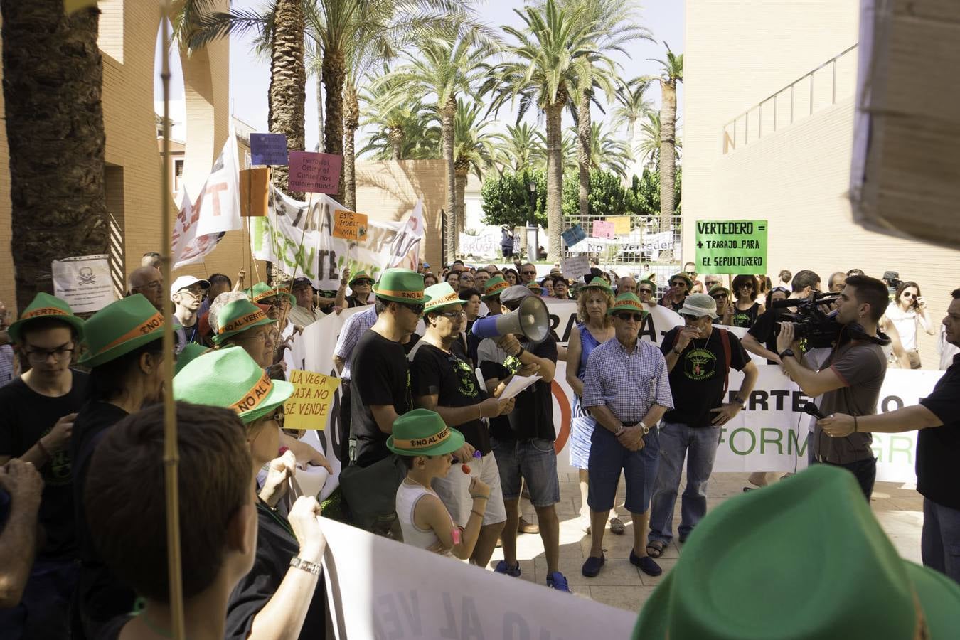 Cerca de 200 personas exigen que las plataformas se personen en el Brugal