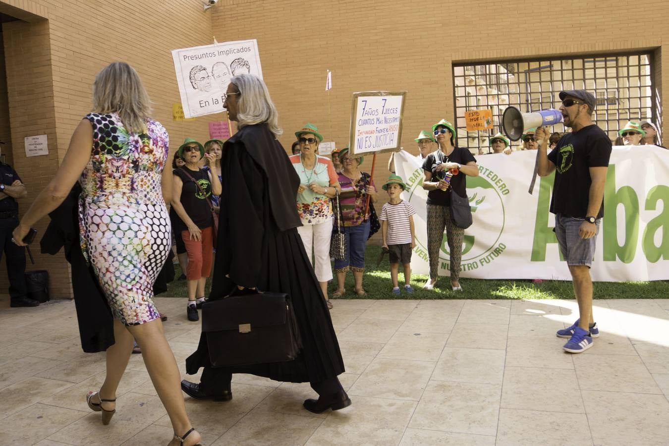 Cerca de 200 personas exigen que las plataformas se personen en el Brugal