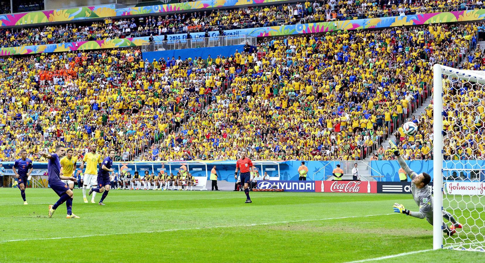 Van Persie, en el momento de anotar el primer gol holandés de penalti.