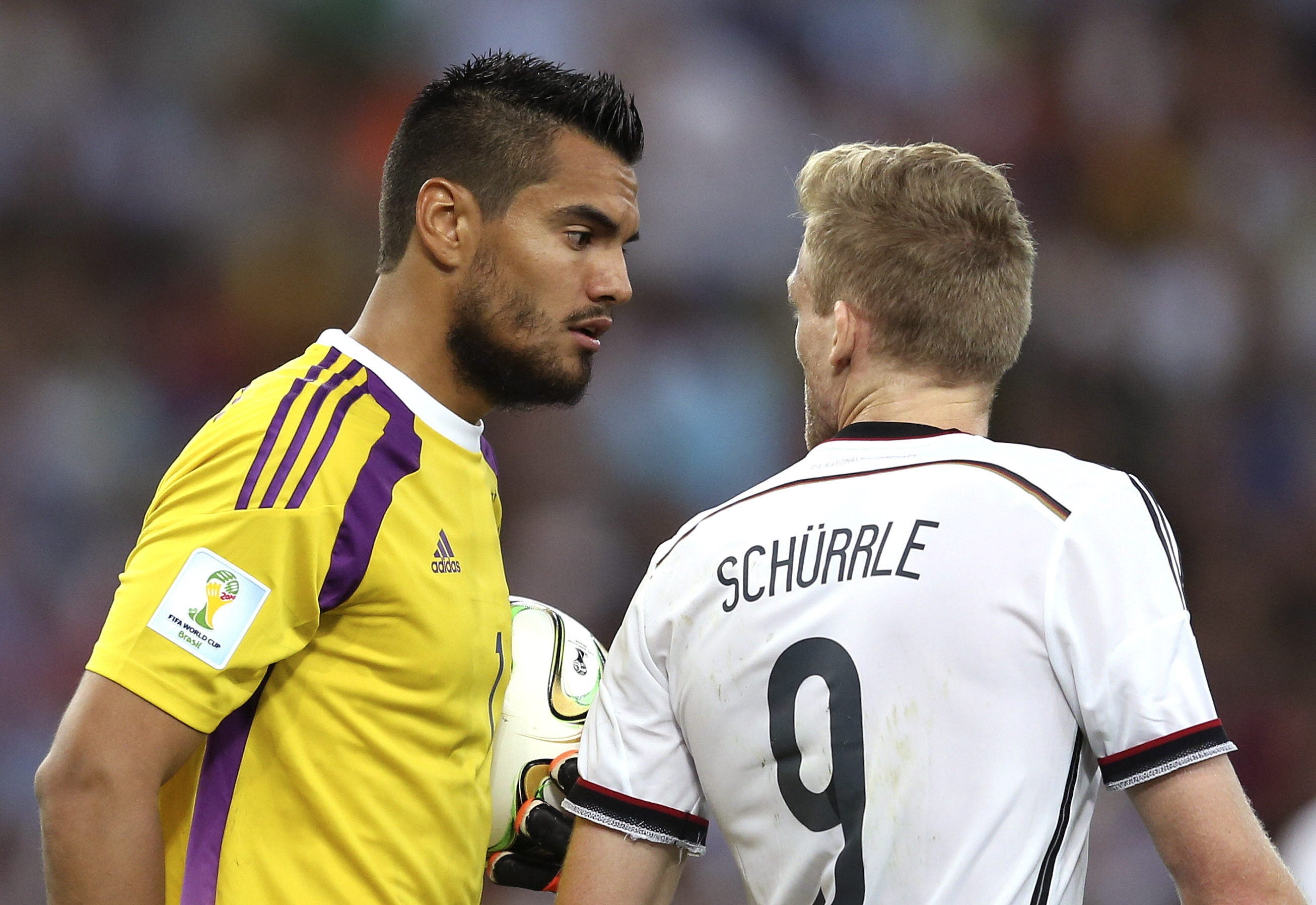 Romero (i) se encara con el alemán Schürrle.