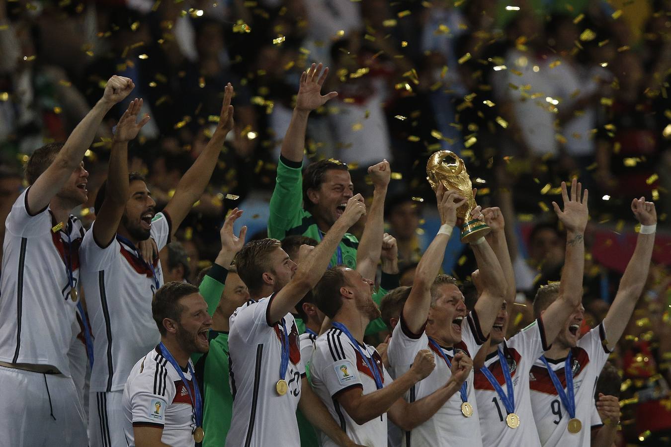 Schweinsteiger levanta la copa rodeado de sus compañeros.