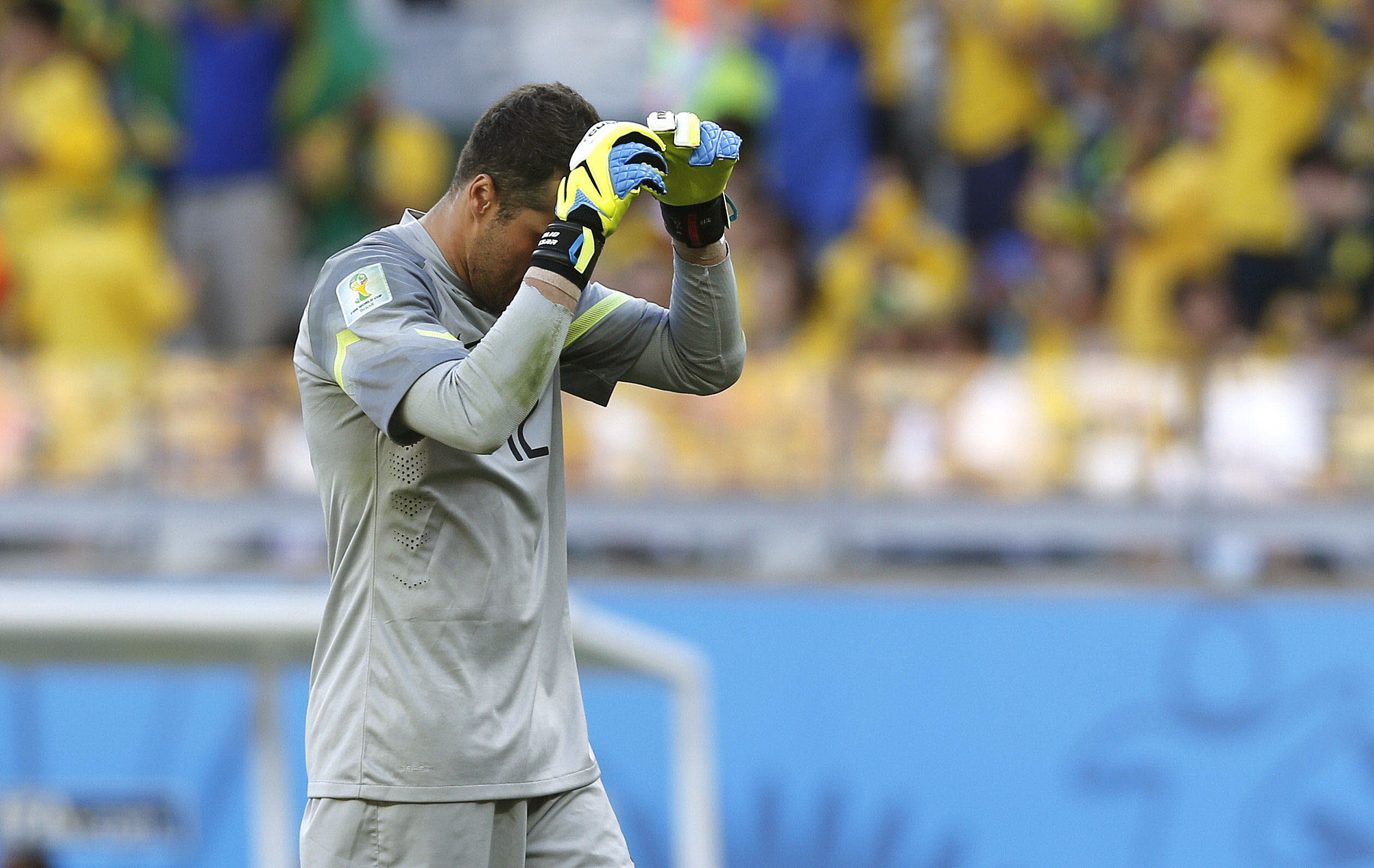 28 junio - Las lágrimas de Julio Cesar antes de los penaltis. Otra historia de porteros. El brasileño Julio Cesar rompe a llorar por la presión antes de la tanda decisiva de penaltis en el partido de octavos ante Chile. Un final dramático que, sin embargo, sonríe al arquero de la Canarinha, que detiene dos penaltis y mantiene viva al anfitriona.