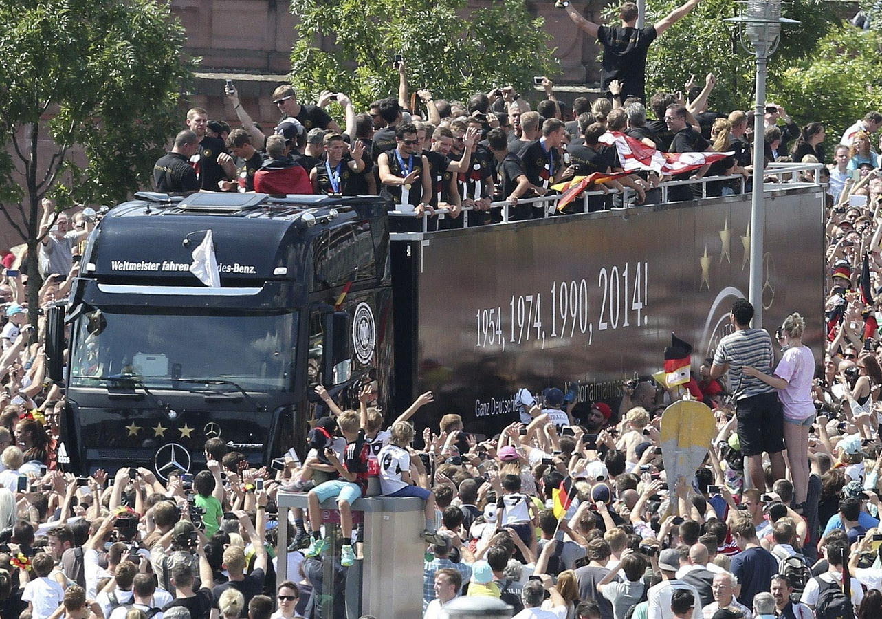 LA SELECCIÓN ALEMANA CELEBRA LA COPA DEL MUNDO CON MILES DE AFICIONADOS. Cientos de miles de aficionados dan la bienvenida a la selección alemana de Joachim Löw a su llegada a la Puerta de Brandeburgo a bordo de un autobús sin techo, en Berlín.