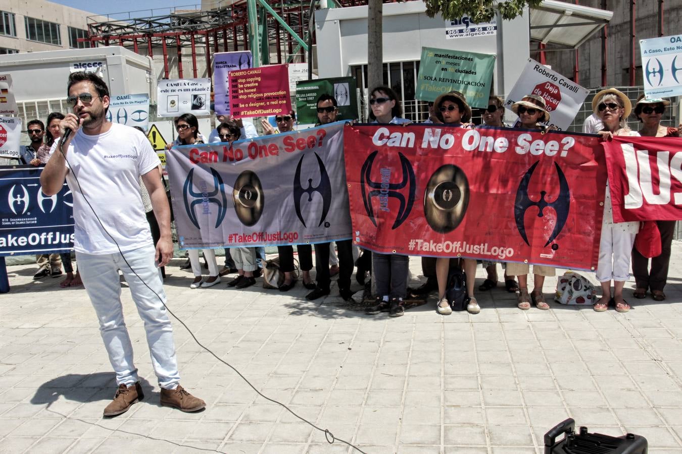 Musulmanes sufís protestan ante la OAMI