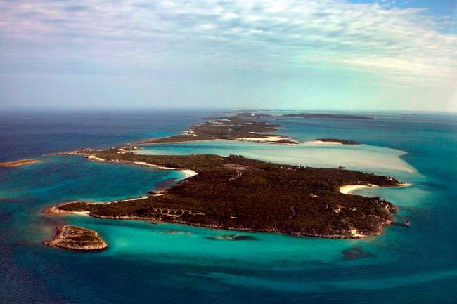 Musha Cay: la isla de David Copperfield. Los cayos de las Bahamas tienen una atracción irresistible para los famosos. A Johnny Depp y Nicolas Cage se suma ahora el mago David Copperfield. El ex de la modelo Claudia Schiffer ha comprado la isla tropical de Musha Cay, cuyo resort se alquila por un precio de 325.000 dólares por semana.