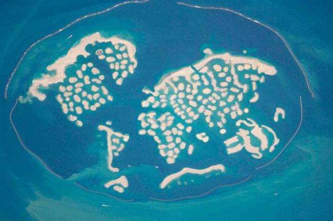 La isla en Dubai de Michael Schumacher. El piloto de Fórmula 1 Michael Schumacher recibió una isla privada como regalo de jubilación en el proyecto The World, en Dubai, un complejo de 300 islas artificiales dispuestos en forma de países y continentes. La isla cuenta con espectaculares playas, cuidados jardines y una casa de lujo.