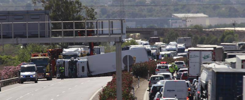 Vuelco de camión en la A7