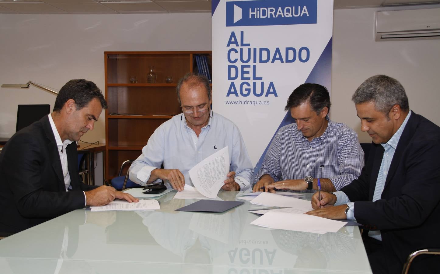 Firma del convenio entre Cáritas e Hidraqua