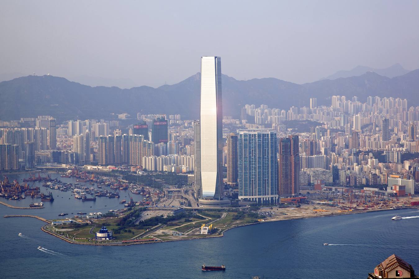 7. International Commerce Centre (Hong Kong - China, 2010): 484 metros y 118 plantas. 