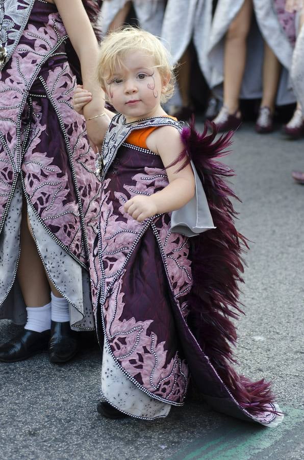 Pequeños y mayores disfrutan de los Moros y Cristianos de Elche