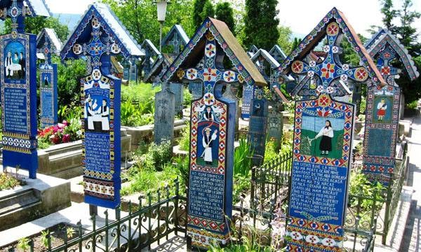 9. Cimitirul Vesel, en Maramureş (Rumanía). 