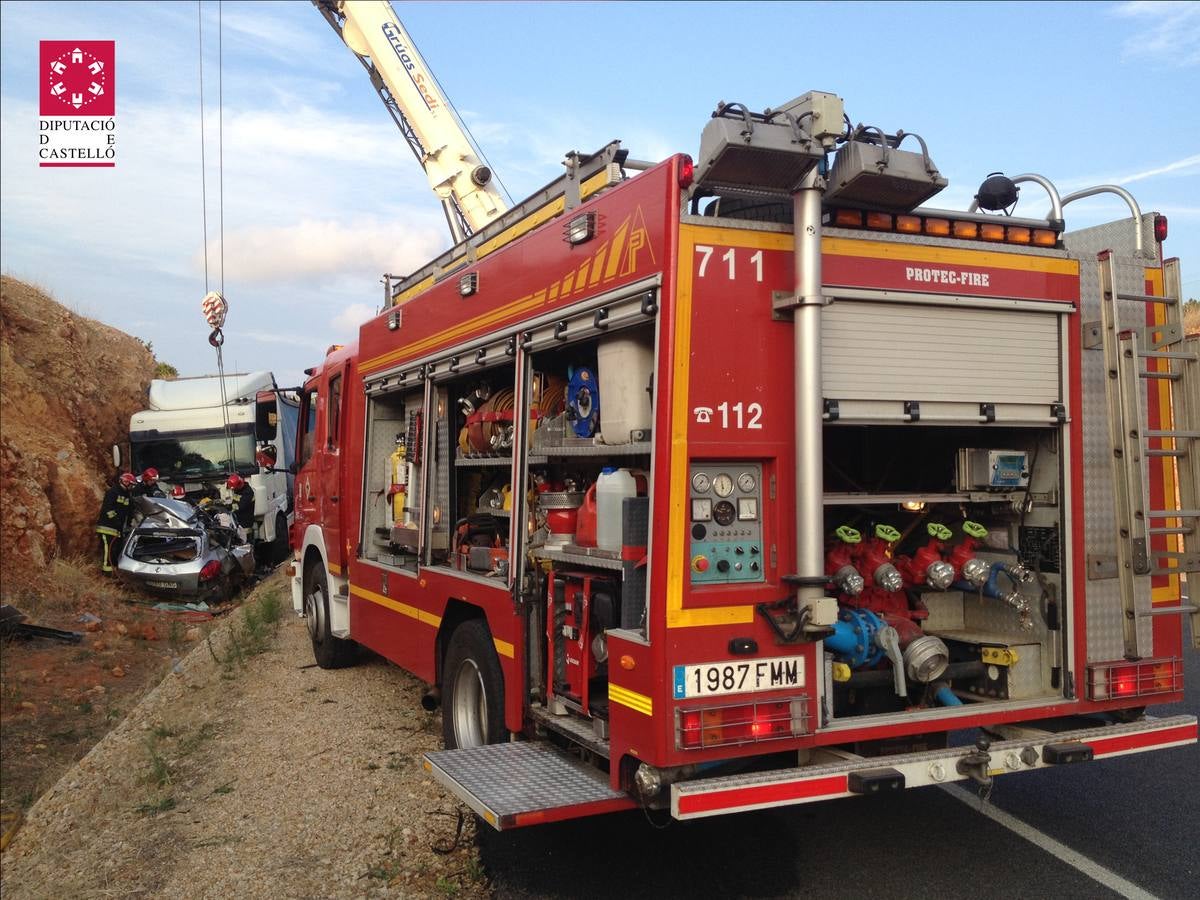 Fallece un hombre tras chocar contra un camión en Torreblanca