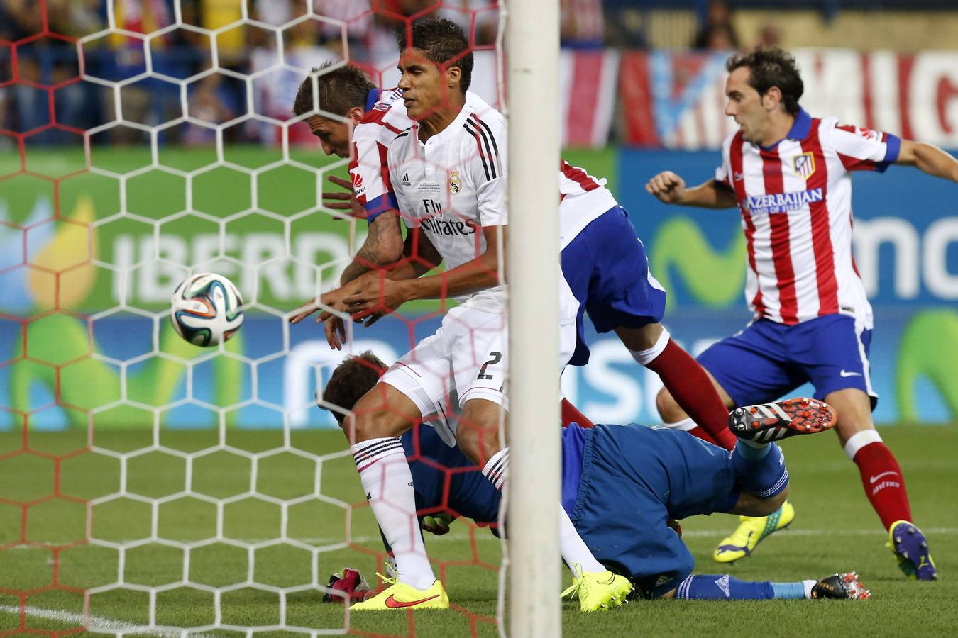 Casillas despeja un balón ante Mandzukic.