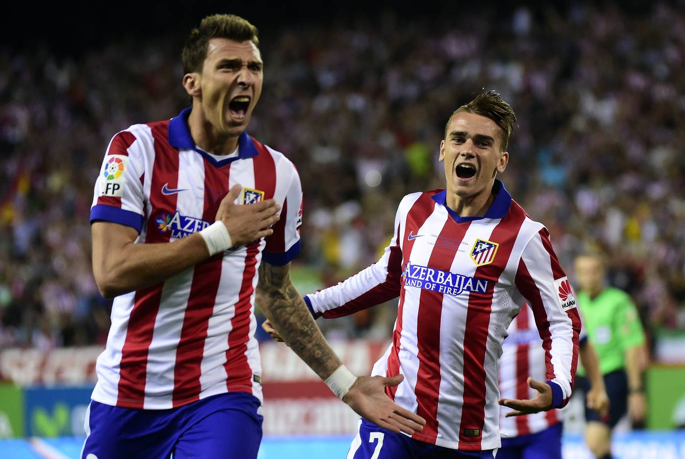 Mandzukic celebra su gol junto a Griezmann.