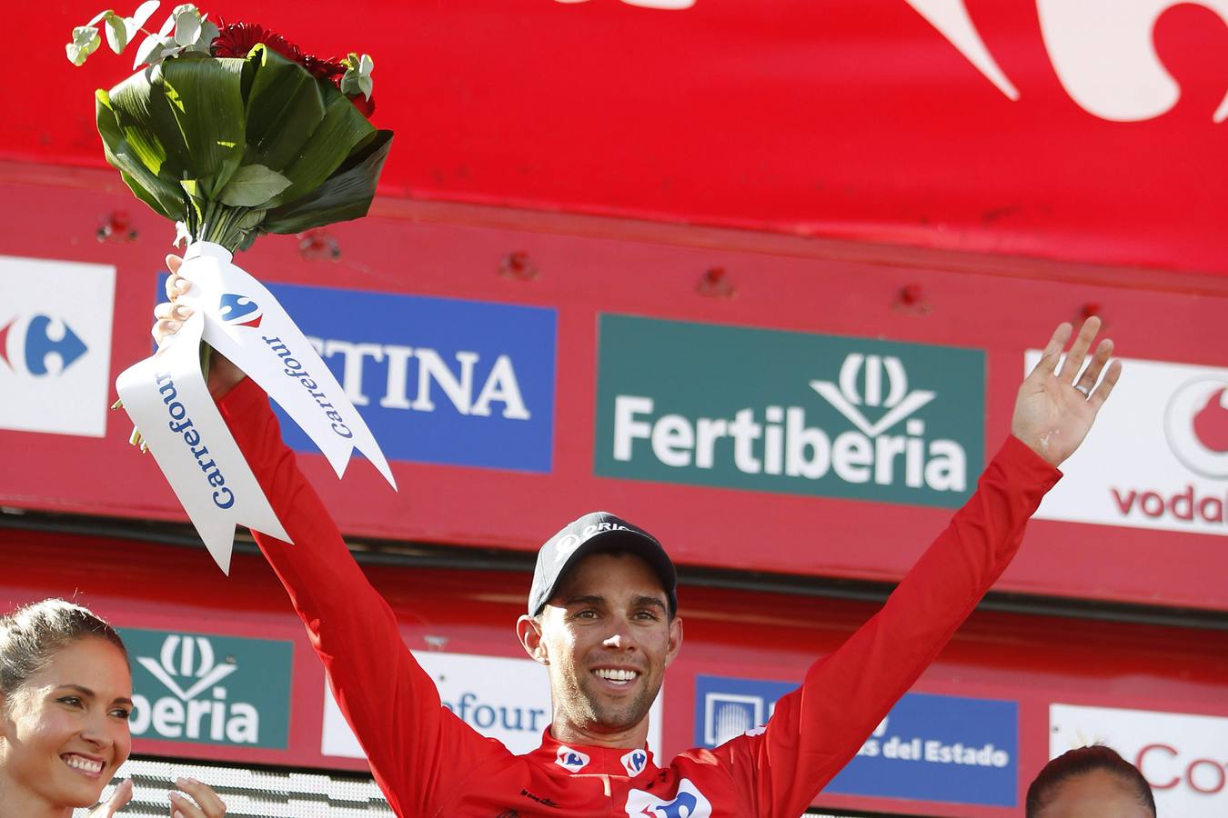 Michael Matthews, con el jersey de líder, tras ganar la etapa.