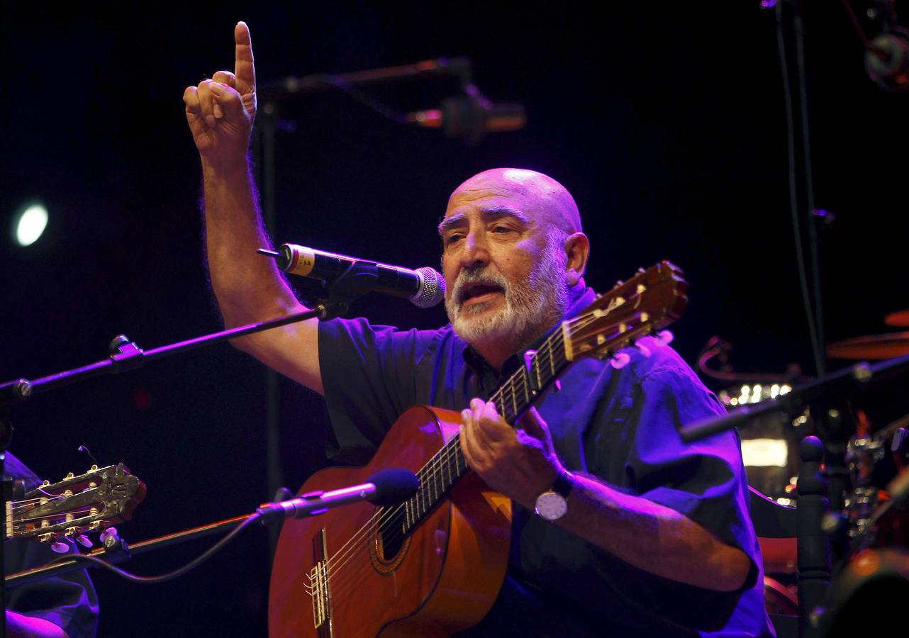 Peret, durante su actuación anoche en el Auditorio Rocio Jurado en la isla de la Cartuja, dentro de la programación de la XXX Bienal de Flamenco de Sevilla