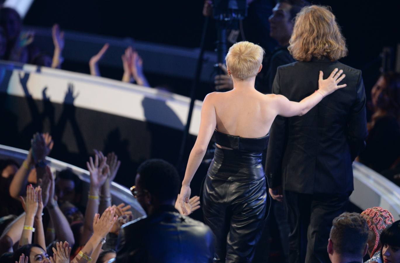 Miley Cyrus junto al indigente que recogió su premio de la MTV