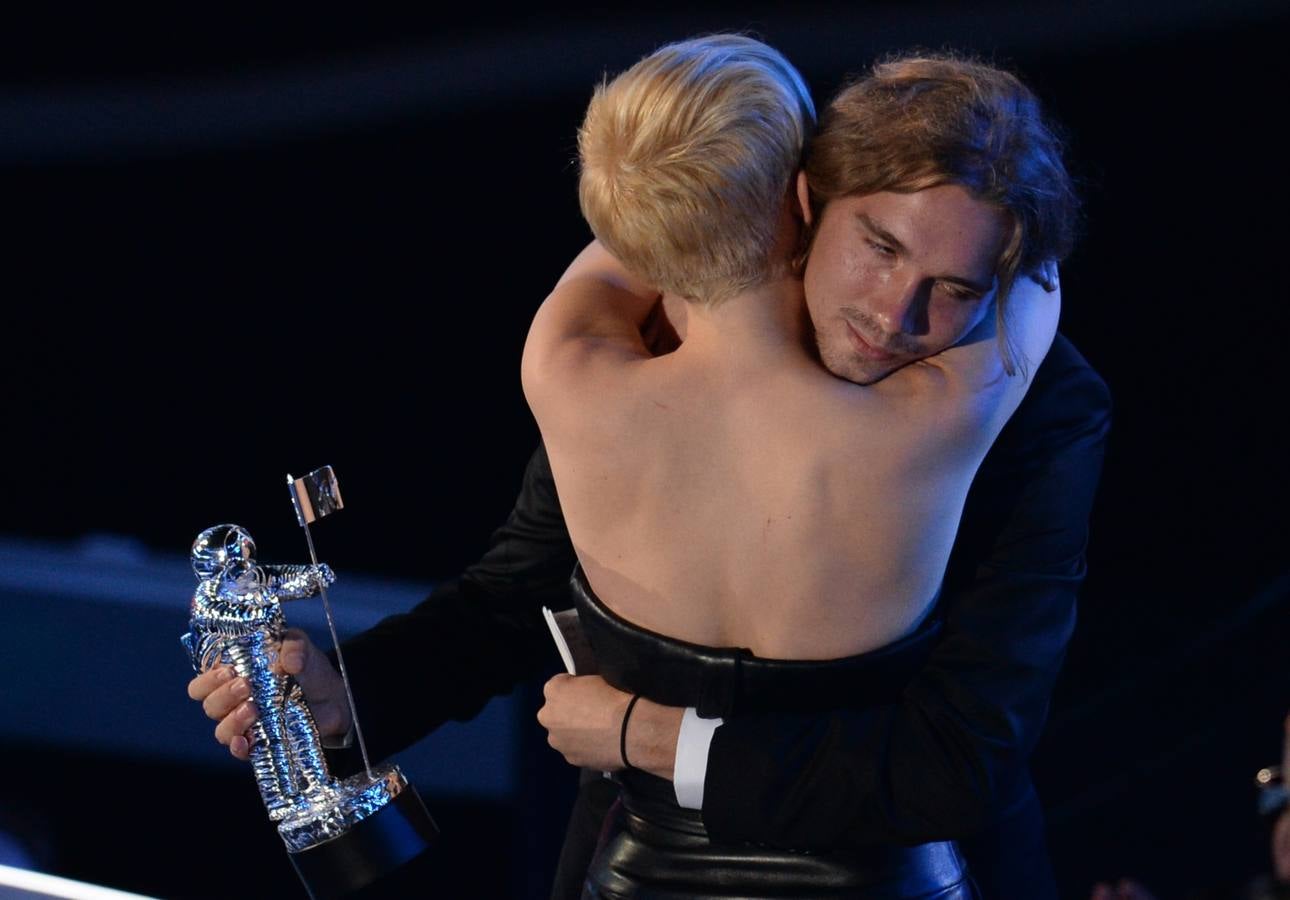 Miley Cyrus junto al indigente que recogió su premio de la MTV