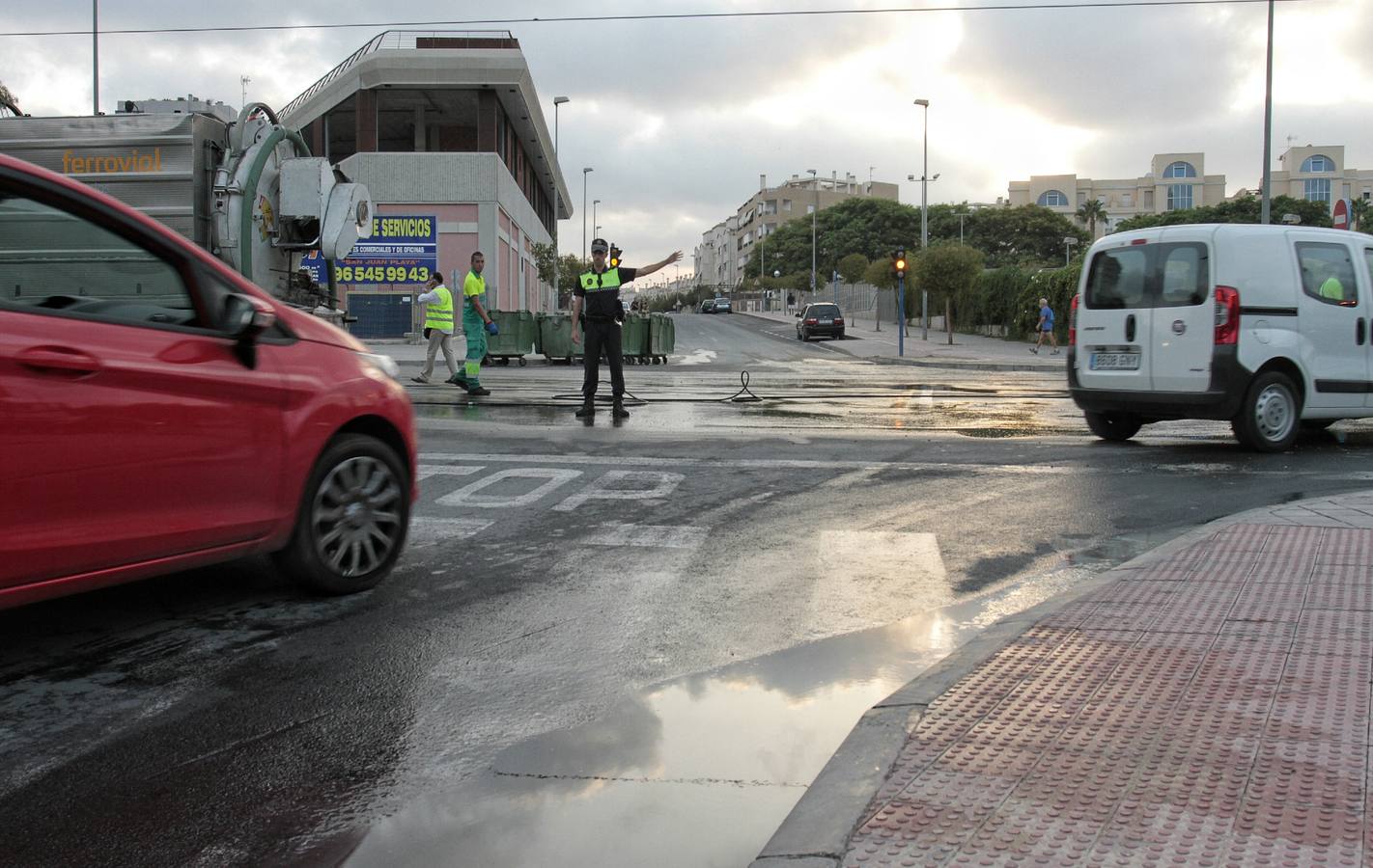 La rotura del colector de la Playa inunda calles y corta el suministro 90 minutos