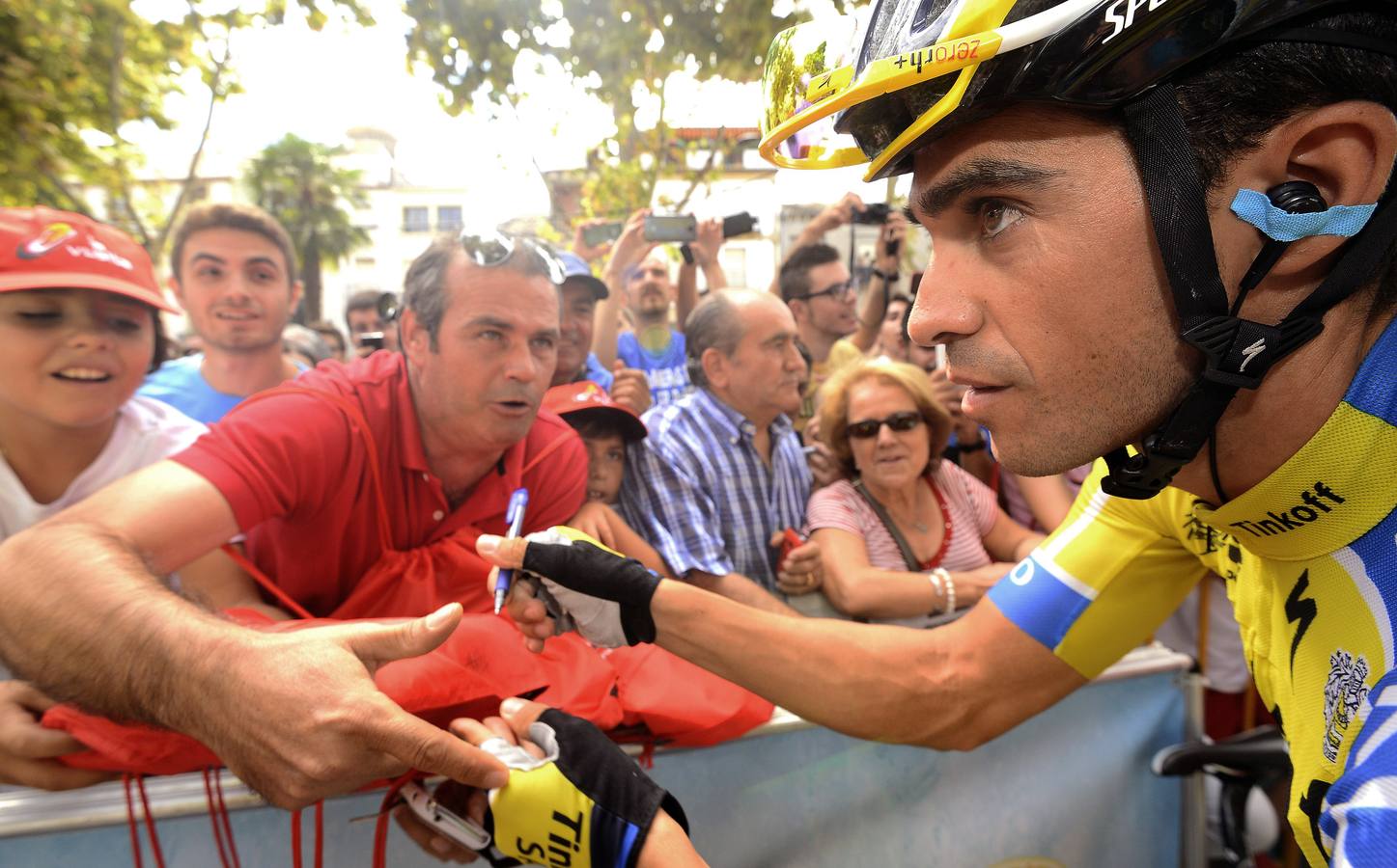 Alberto Contador firma autógrafos antes de la etapa.