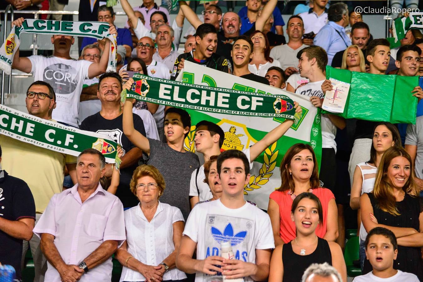 Los aficionados del Elche CF disfrutan del partido