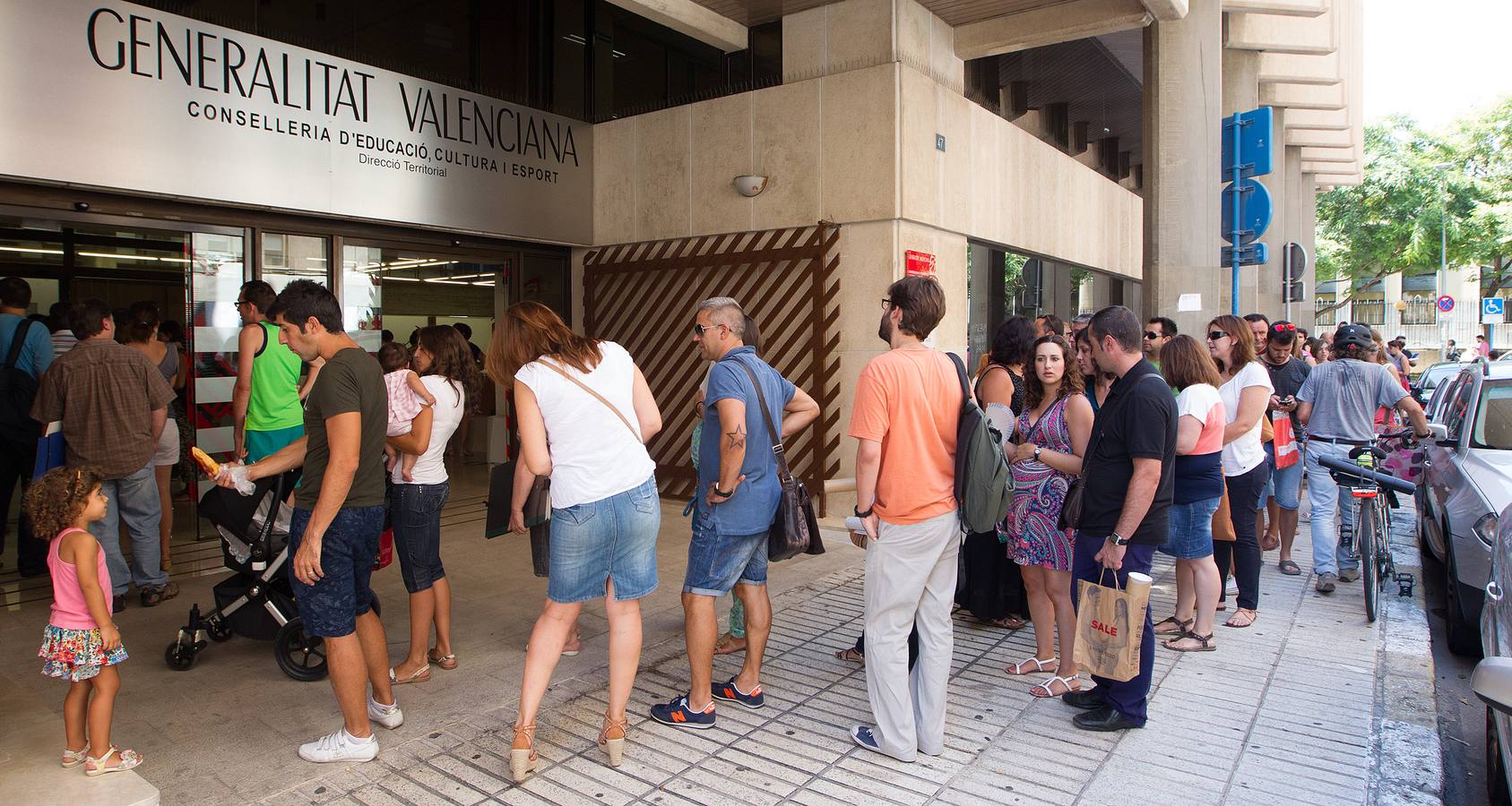 Largas colas de docentes para darse de alta en Alicante