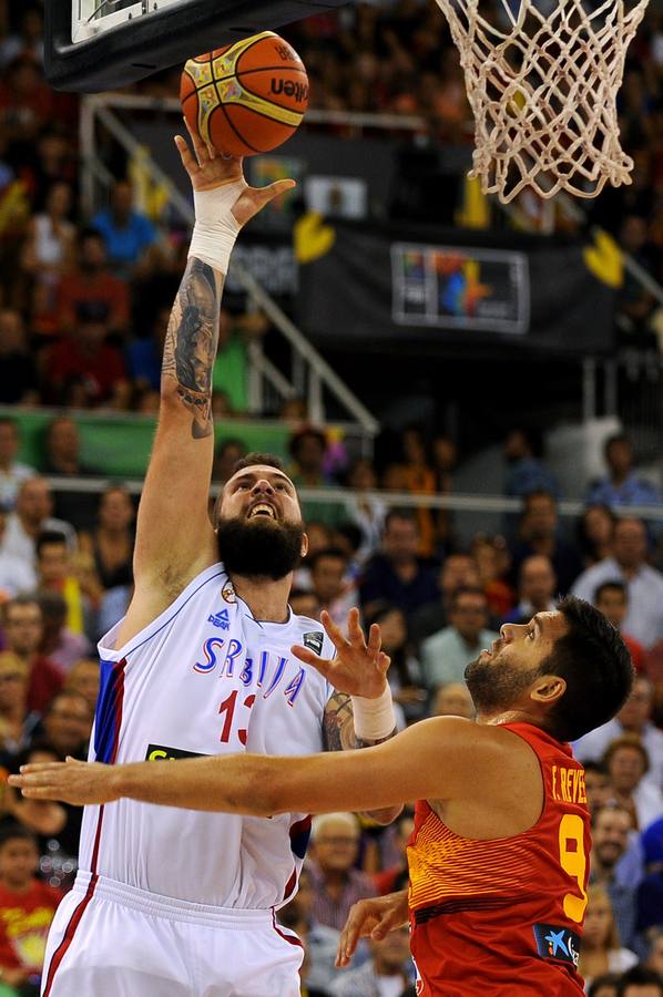 Miroslav Raduljica trata de anotar ante Felipe Reyes.